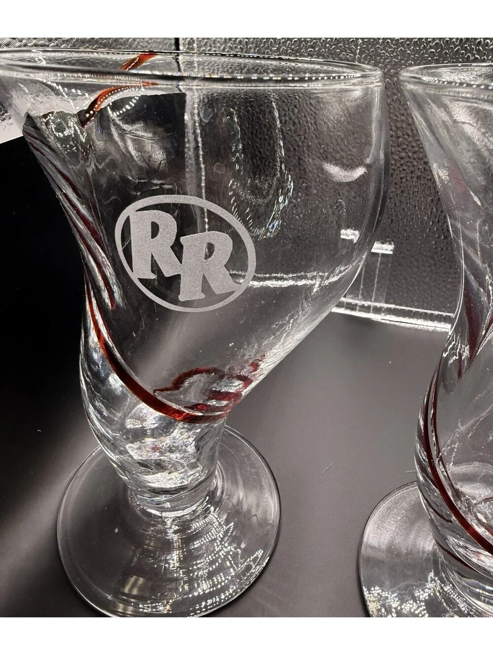 Red Robin Set of 2 16 oz Clear Glass Beer Glasses Red Swirl RR Logo Decorated